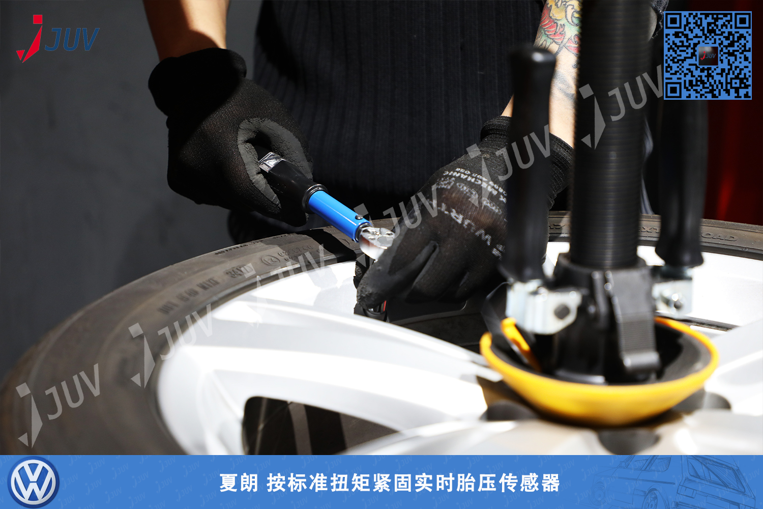 W_夏朗 按标准扭矩紧固实时胎压传感器.jpg